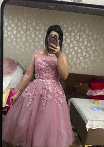 Beautiful Pink Lace Gown🎀🩷