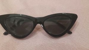 Bold Black Cat-Eye Sunglasses – Retro Chic