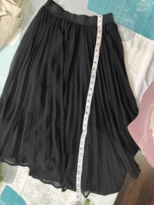 Chic Black Pleated Midi Skirt