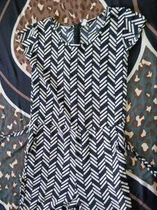 Name: Vivient Black Line Printed Front Knot Jumpsuits. Fabric: Crepe. Sleeves: Short sleeves. Patern: Printed. Size : S (Bust Size: 36 in, Length Size: 48 in, Waist Size: 36 in)