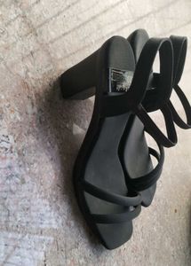 Black drift heeled block heel