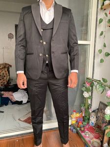 Stylish Three-Piece Suit - Modern Fit
