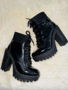 CATWALK Glossy Lace-Up Heeled Boots