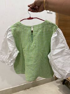 Chic Green &amp; White Textured Puff Sleeve Top
