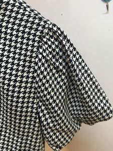 Houndstooth Print Puff Sleeve Top
