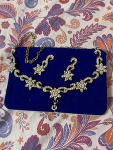 Sparkling Flower Necklace & Earring Set