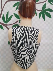 (800)Zebra Print Crop Top