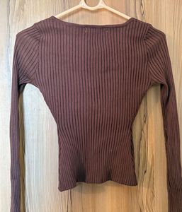 fitted brown top w chain