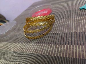 Gold Tone Leaf Pattern Bangles Set