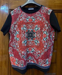 Zaara Black T-Shirt with Side Pattern