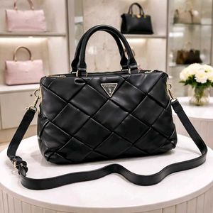 GUESSZAINA MEDIUM SATCHEL HAND BAG
