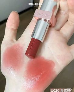 Prada light Glowing Lipcolor U020 Rosso