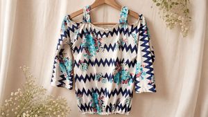Chic Cold Shoulder Floral Zigzag Top