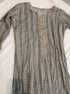 Elegant Striped Kurta with Delicate Neckline