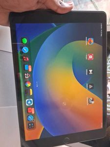 Apple iPad - Excellent Condition!