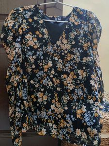 Brand Veromoda, Floral Print V-neck Top With Puffed Sleeves. Soft Material.
