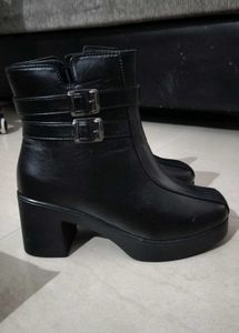 Chic Black Platform Boots with Buckle Detail