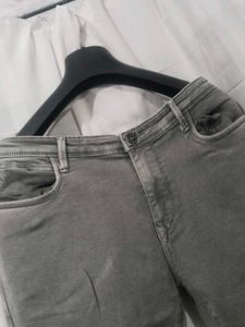 GREY JEANS