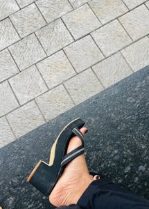 Stylish Black  Flip-Flops. heels for we