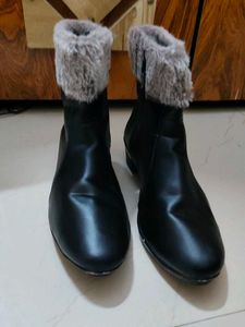 Stylish Black Boots with Fur Trim
