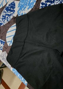 Black hem slit pants