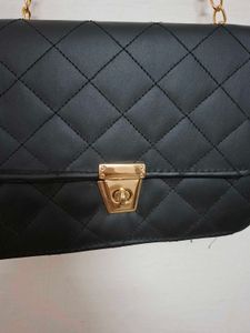 Chic Quilted Black Crossbody Bag with Gold Chain