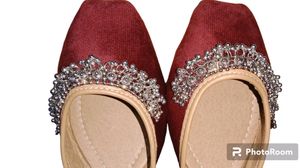 Maroon Embroidered Juttis
