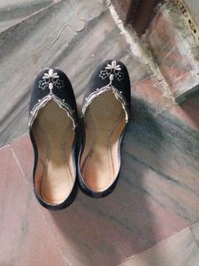 Black Embroidered Juttis