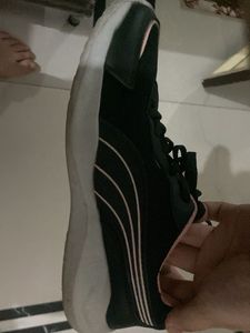 Comfortable Black &amp; Pink Sneakers