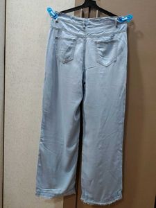 Light Wash Wide Leg Jeans (high waist =32-34)
