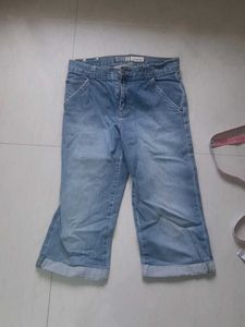 Capri Jeans - Denim Style. Painted pocket