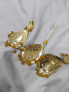 Gold Toned Maang Tikka &amp; Earrings Set