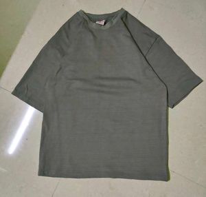 UNIQLO TEE
