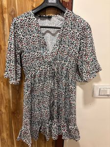 Chic Leopard Print V-Neck Dress