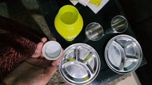 Set 3 Dinner Plats &amp; glasses &amp; bottle