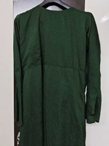 Elegant Green Kurta with Floral Embroidery and pat