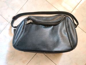 Handbags Very Spacious Trolley Bag
