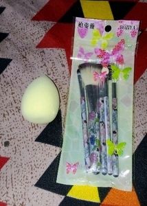 Makeup Brush With One Blender Puff