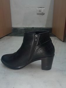 Chic Black Quilted Ankle Boots