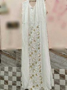 Elegant White Kurta with Floral Embroidery