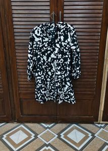 Monochromatic Abstract Print Tunic