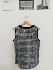 Chic Sleeveless Plaid Top