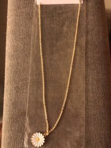 White Daisy Pendant With Gold Chain