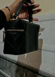 Very Elegant Sling Bag 😍🖤