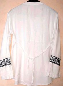🖤🤍Embroidered Peasant Top