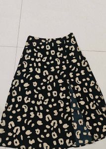 Chic Leopard Print Midi skirt🖤
