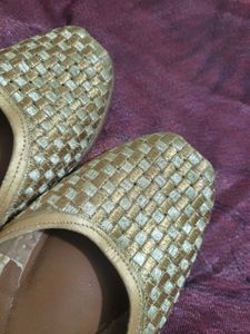 Gold Woven Jutti