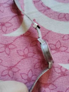 120.Elegant Silver &amp; Pink Mesh Band Watch