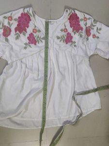 MAX White Embroidered V-Neck Top