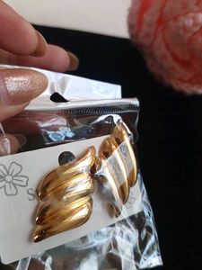 Elegant Gold-Tone Leaf Design Earrings